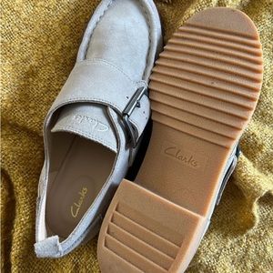 Clarks size 9, cream color